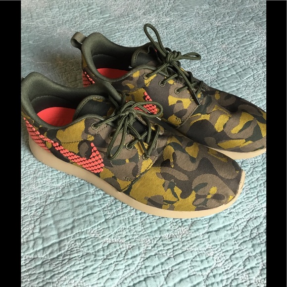 Nike Shoes - Nike Roche One Premium Plus Sneakers